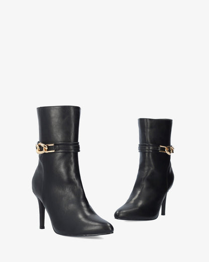 Ankle boot with heel in soft black