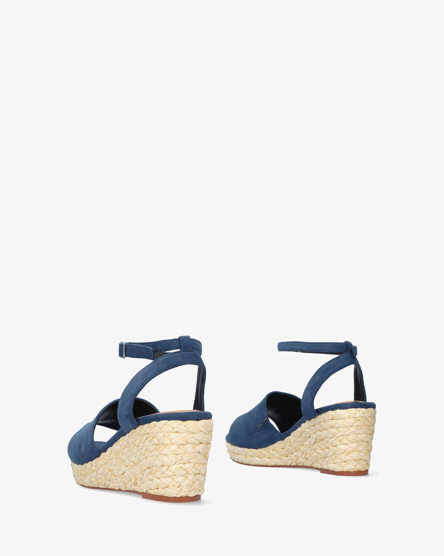 Sandalia en símil ante azul con cuña en yute
