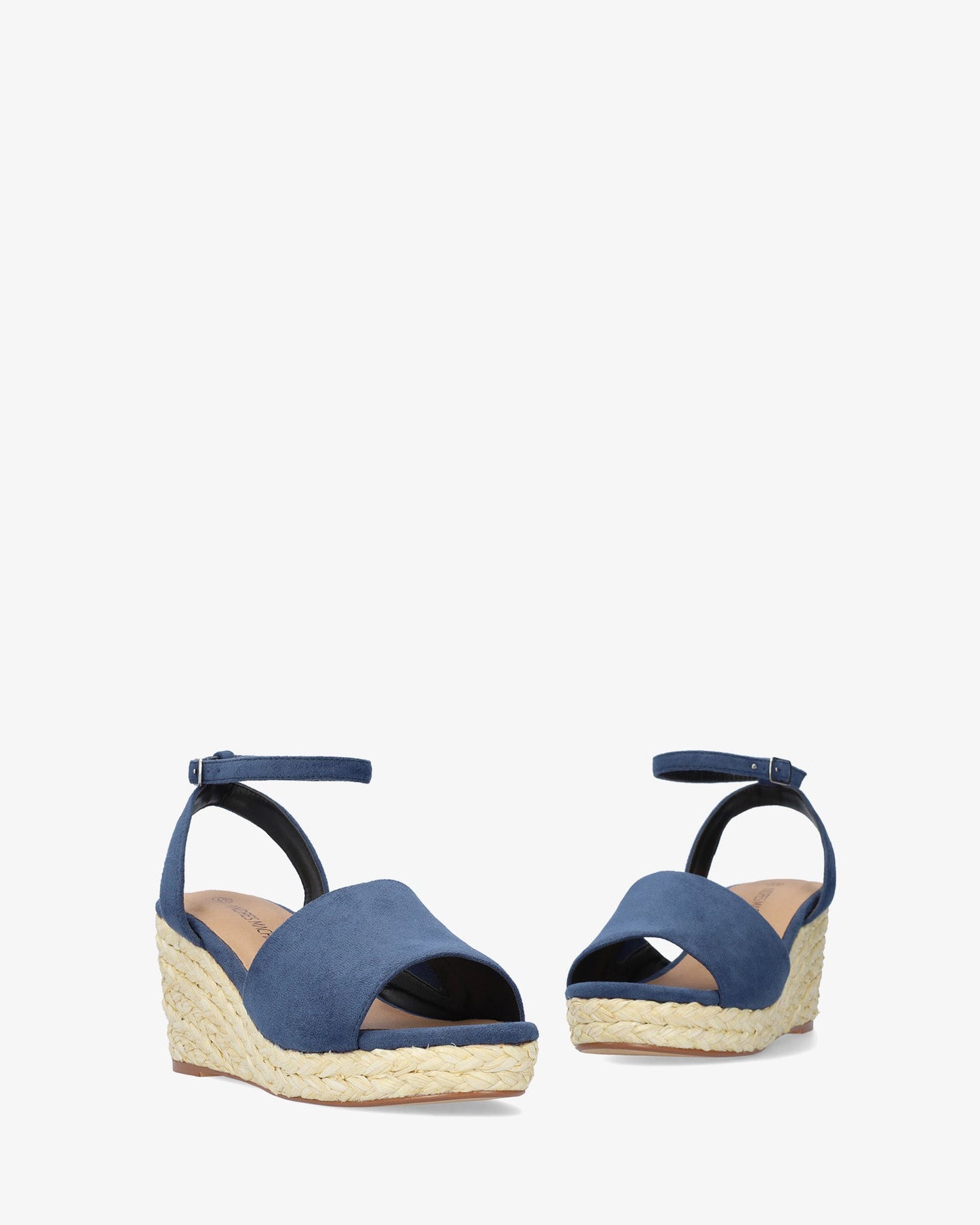 Sandalia en símil ante azul con cuña en yute
