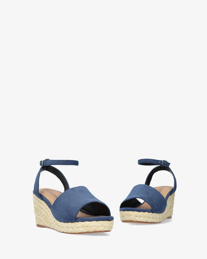 Sandalia en símil ante azul con cuña en yute