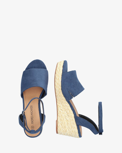 Sandalia en símil ante azul con cuña en yute