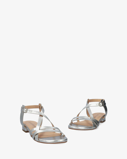 Sandalia plana en soft plata