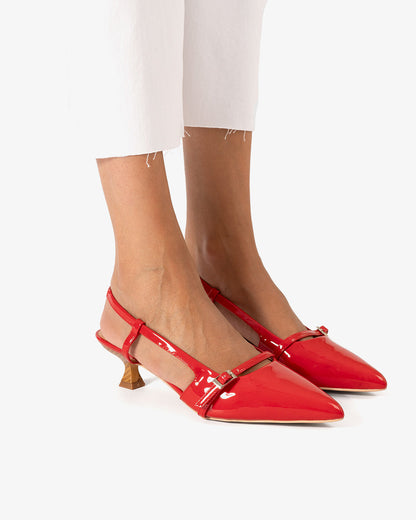 Zapato en charol rojo con tacón kitten heel