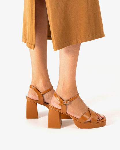 Sandalia en soft marrón con tacón ancho y plataforma