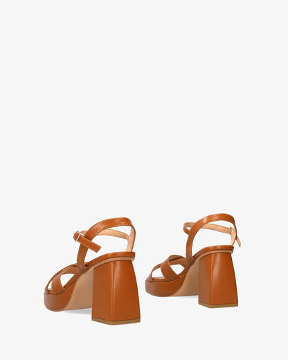 Sandalia en soft marrón con tacón ancho y plataforma