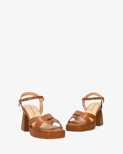 Sandalia en soft marrón con tacón ancho y plataforma