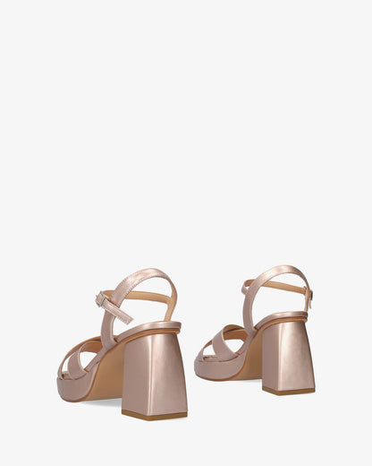 Sandalia en soft rosa con tacón ancho y plataforma