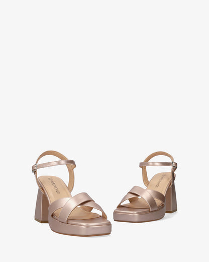 Sandalia en soft rosa con tacón ancho y plataforma