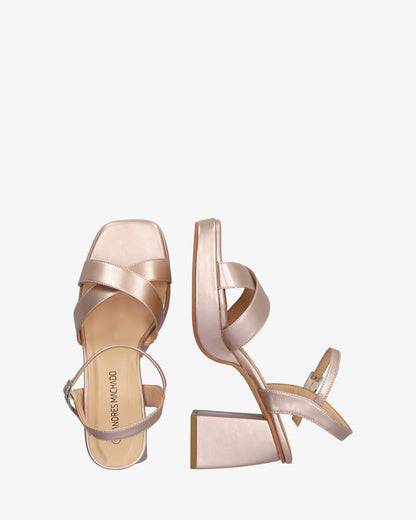 Sandalia en soft rosa con tacón ancho y plataforma