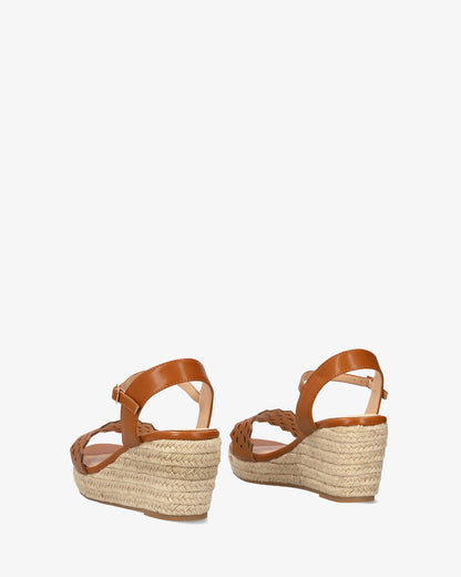 Sandalia en soft marrón con cuña en yute