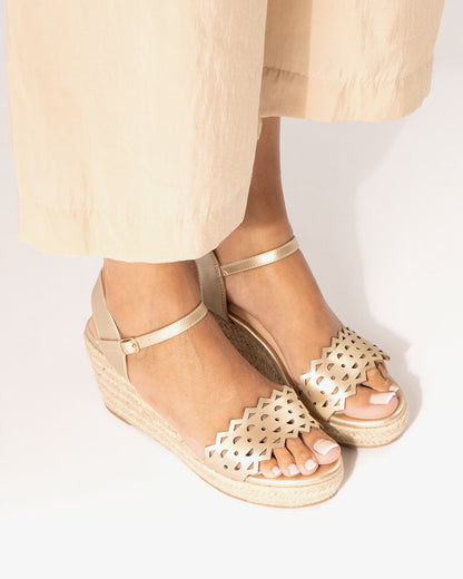 Sandalia en soft oro con cuña en yute