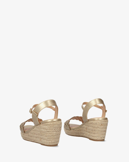 Sandalia en soft oro con cuña en yute