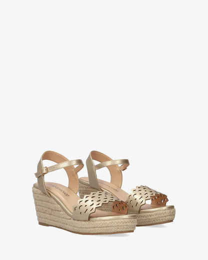 Sandalia en soft oro con cuña en yute