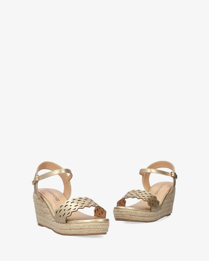 Sandalia en soft oro con cuña en yute
