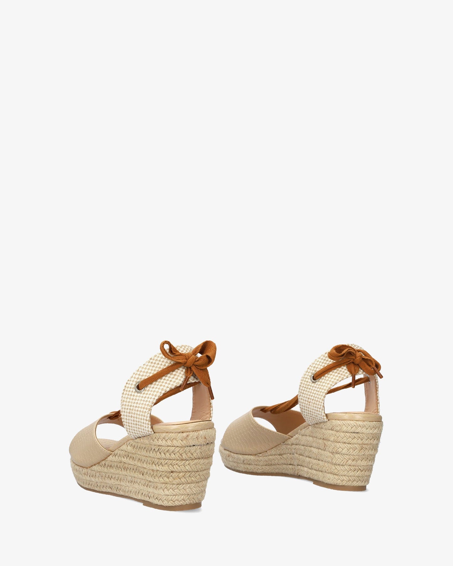 Sandalia en soft combinado beige con cuña en yute