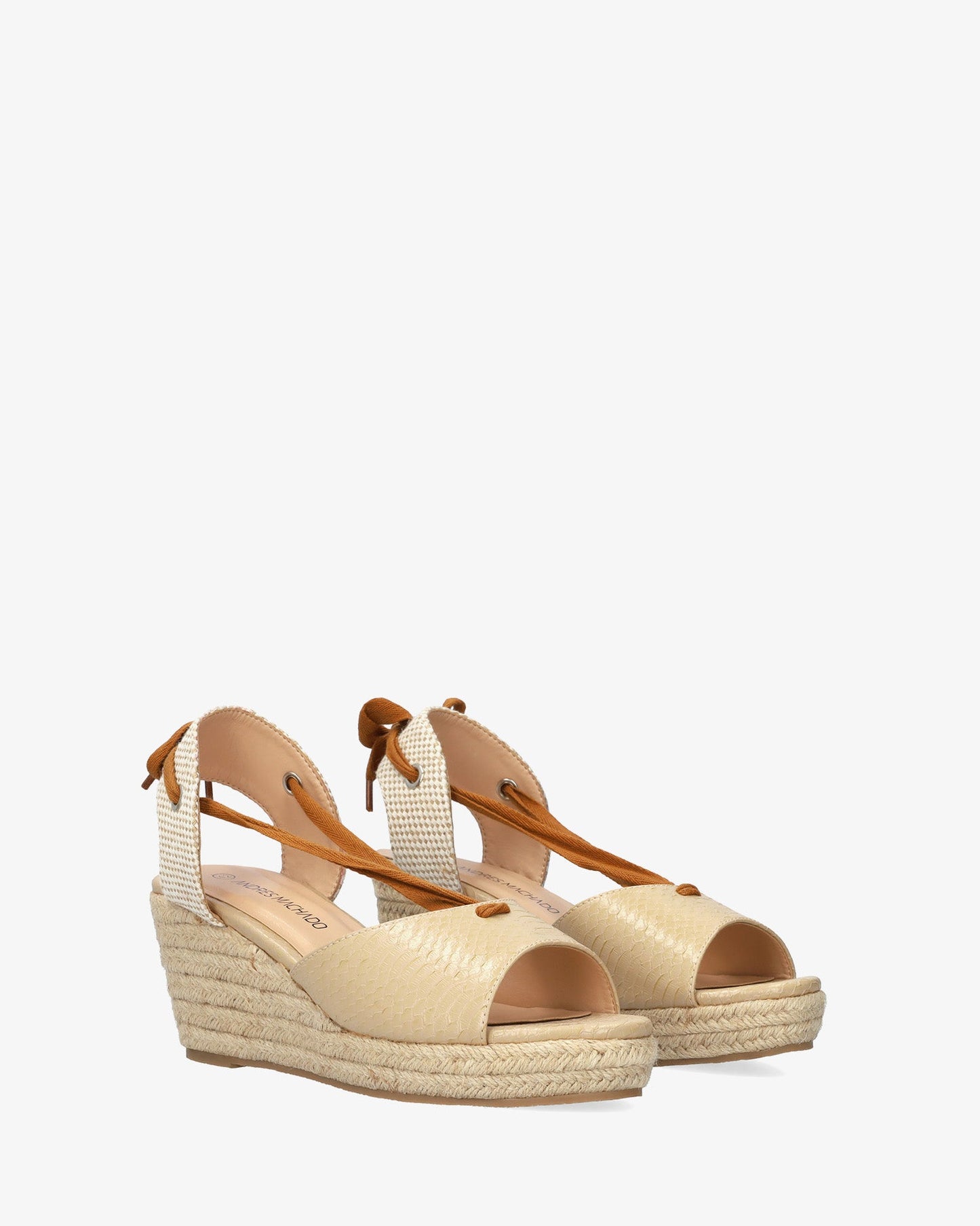 Sandalia en soft combinado beige con cuña en yute