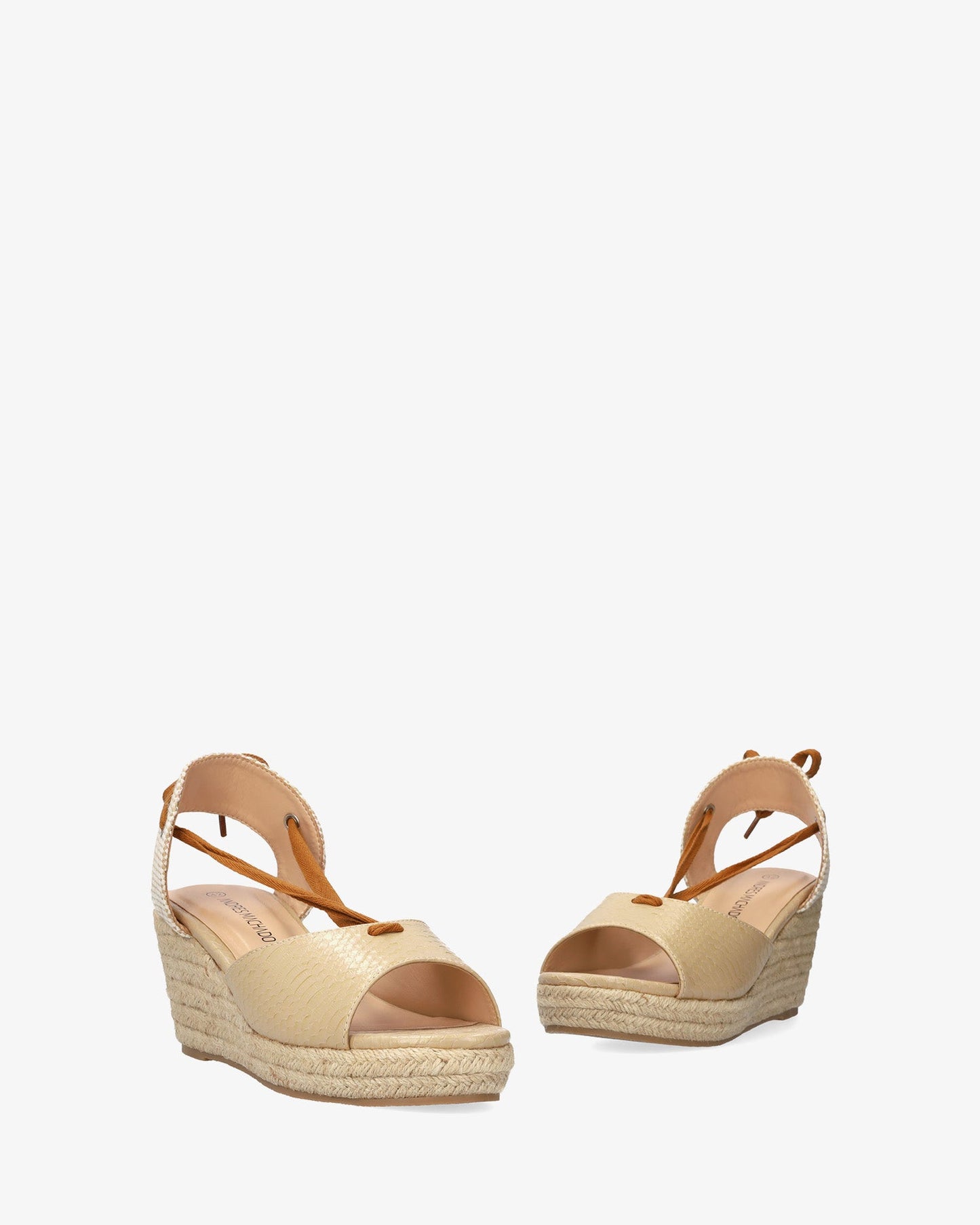 Sandalia en soft combinado beige con cuña en yute