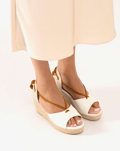 Sandalia en soft combinado blanco con cuña en yute