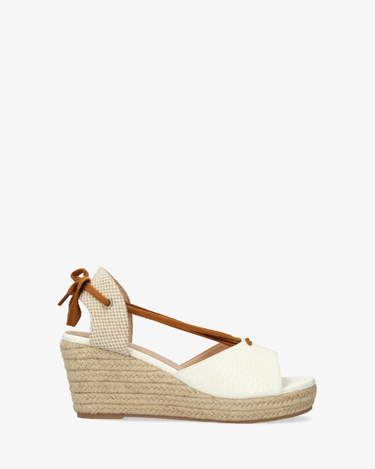 Sandalia en soft combinado blanco con cuña en yute