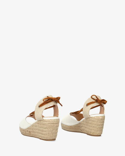 Sandalia en soft combinado blanco con cuña en yute