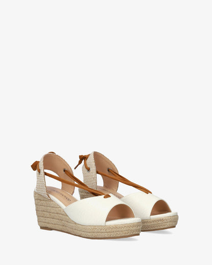 Sandalia en soft combinado blanco con cuña en yute