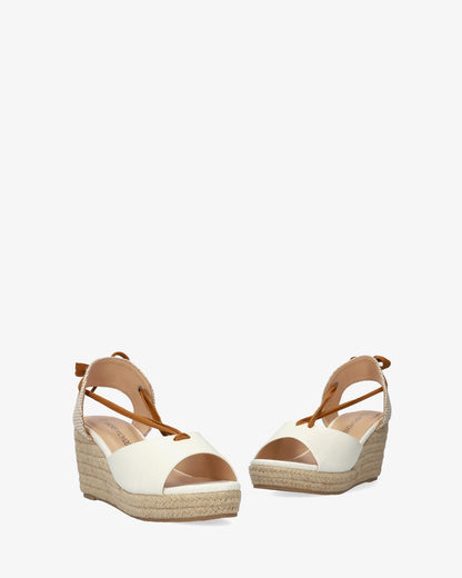 Sandalia en soft combinado blanco con cuña en yute