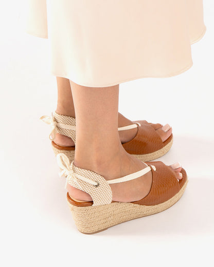 Sandalia en soft combinado marrón con cuña en yute