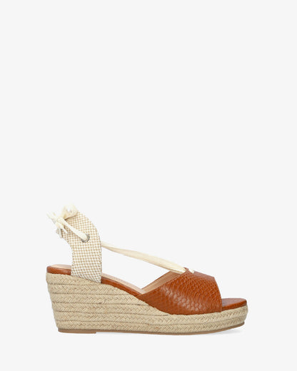 Sandalia en soft combinado marrón con cuña en yute