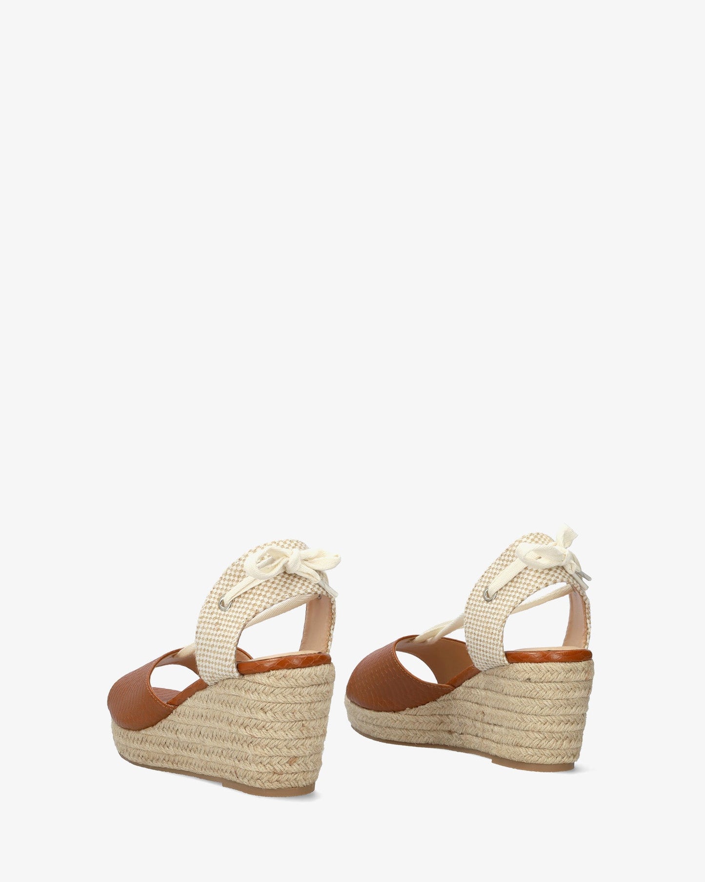 Sandalia en soft combinado marrón con cuña en yute