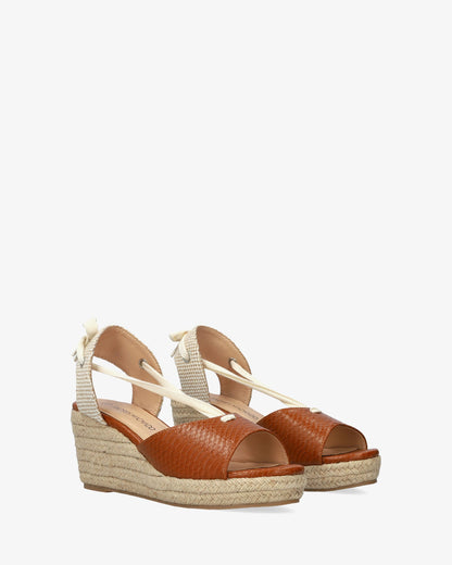 Sandalia en soft combinado marrón con cuña en yute