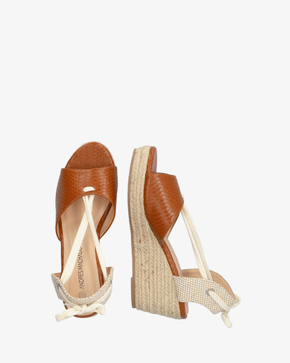 Sandalia en soft combinado marrón con cuña en yute