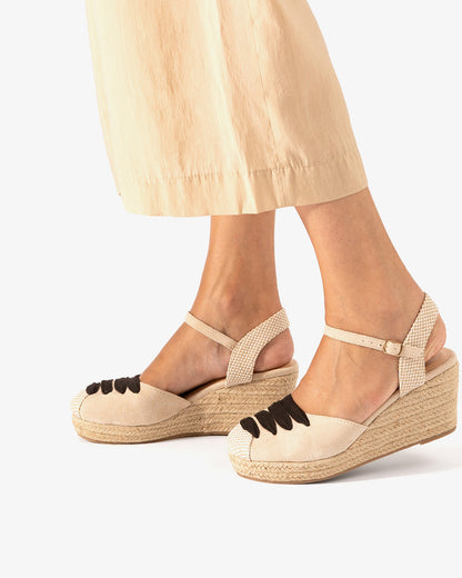 Sandalia en símil ante beige con cuña en yute