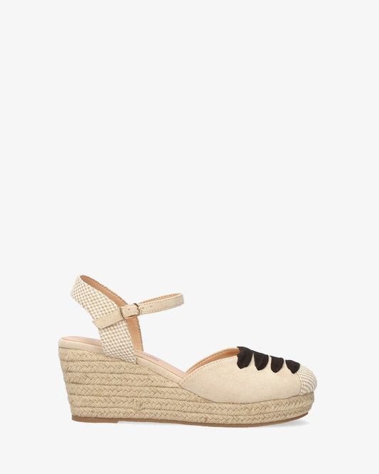 Sandalia en símil ante beige con cuña en yute