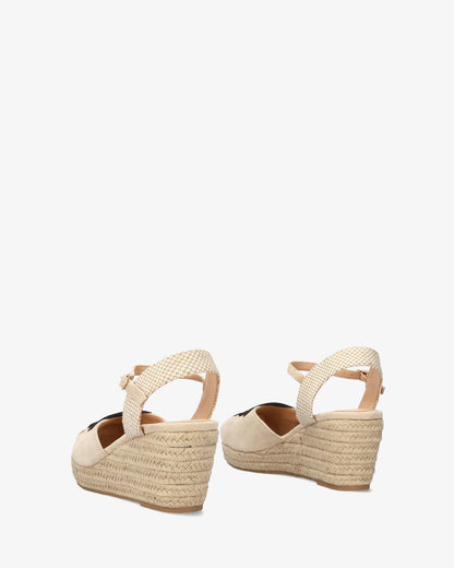 Sandalia en símil ante beige con cuña en yute