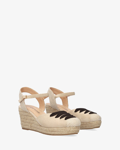 Sandalia en símil ante beige con cuña en yute