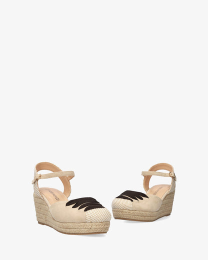 Sandalia en símil ante beige con cuña en yute