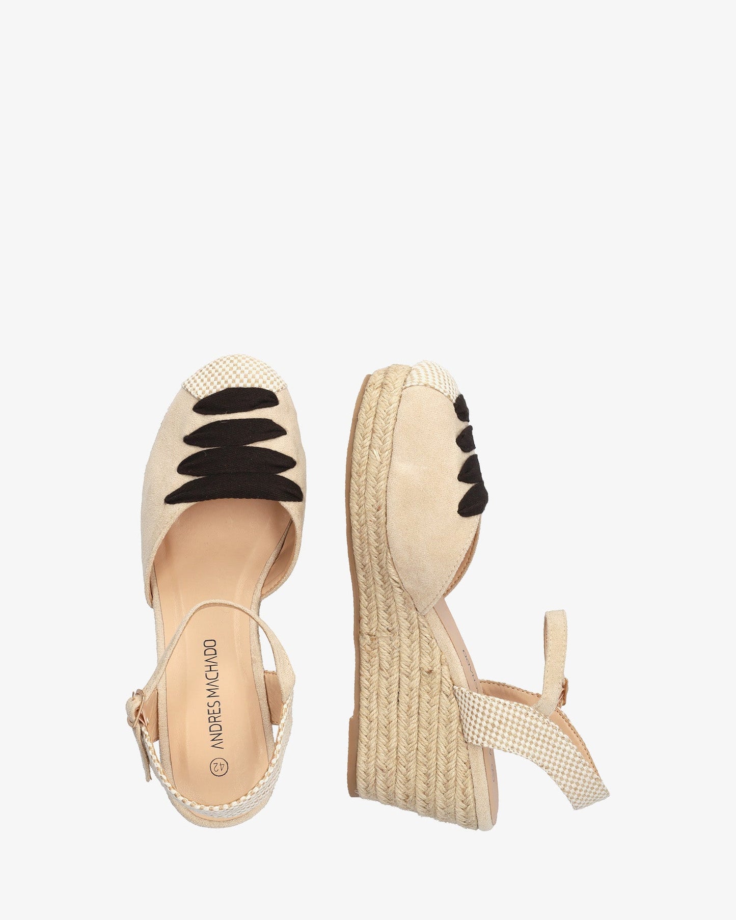 Sandalia en símil ante beige con cuña en yute