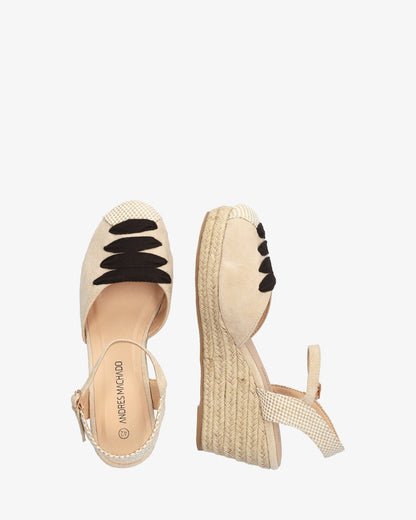 Sandalia en símil ante beige con cuña en yute