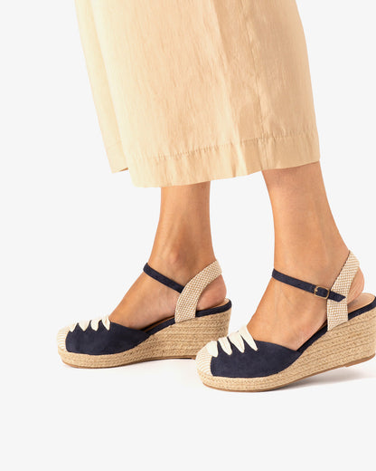 Sandalia en símil ante azul con cuña en yute