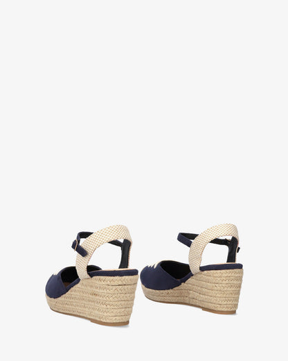 Sandalia en símil ante azul con cuña en yute