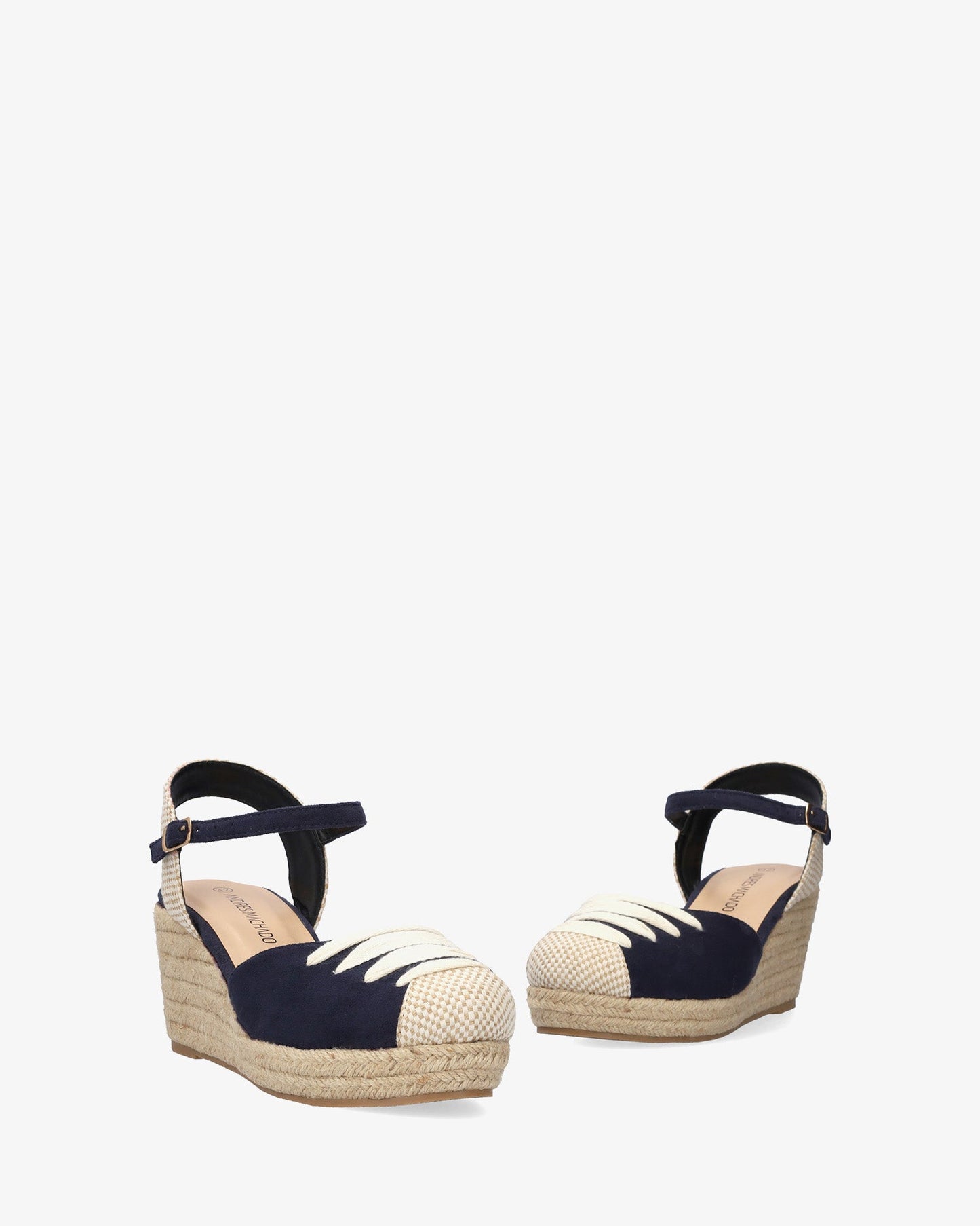 Sandalia en símil ante azul con cuña en yute