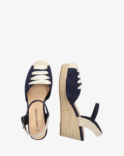 Sandalia en símil ante azul con cuña en yute