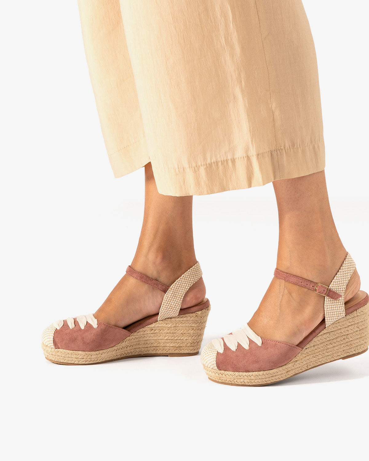 Sandalia en símil ante rosa con cuña en yute