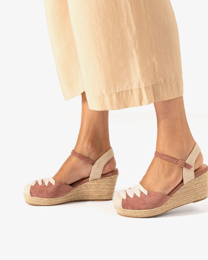 Sandalia en símil ante rosa con cuña en yute
