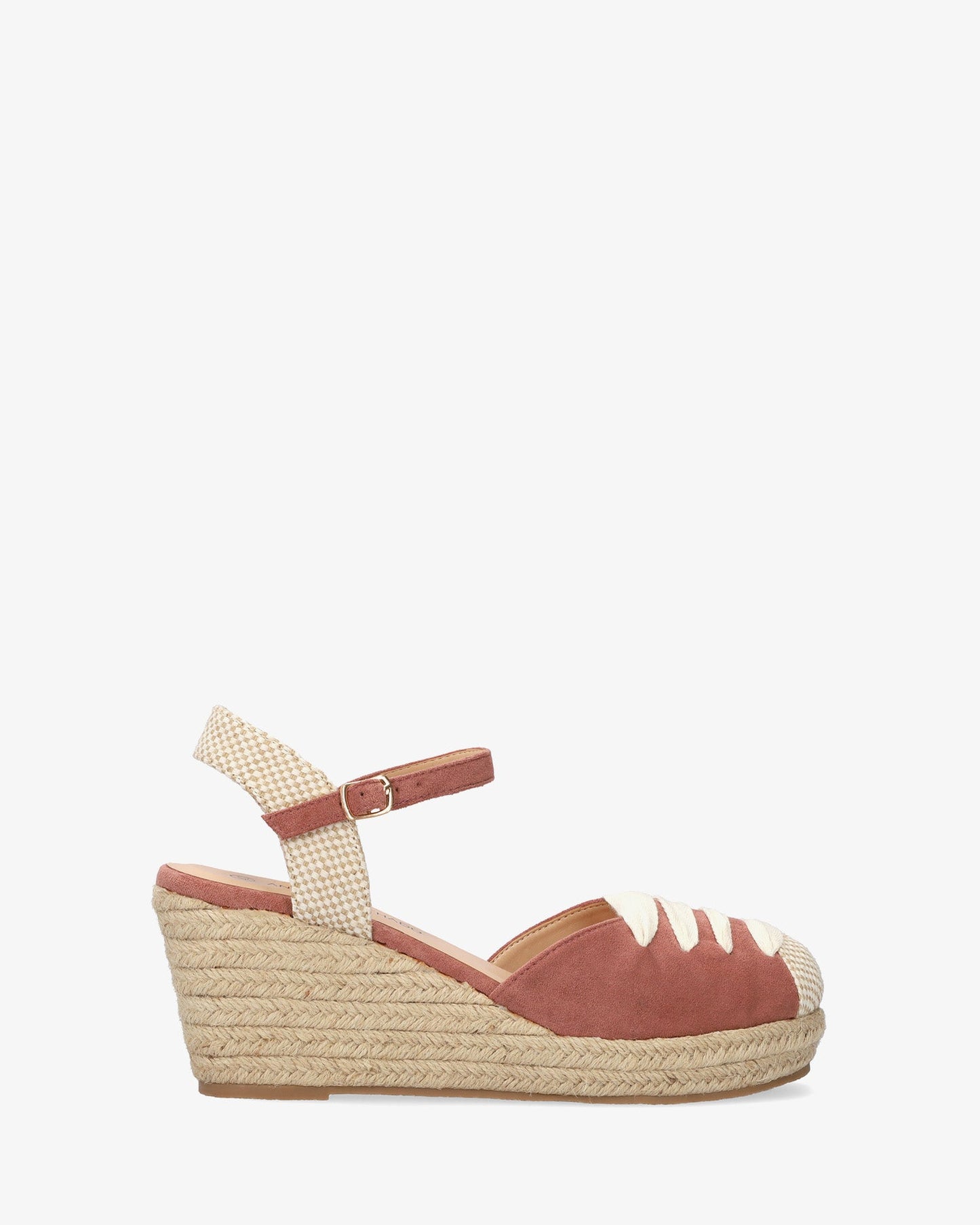 Sandalia en símil ante rosa con cuña en yute