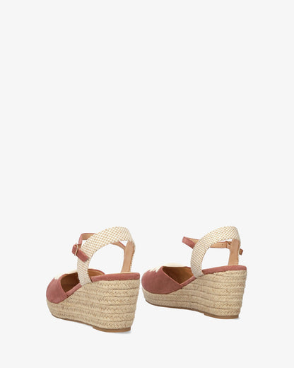 Sandalia en símil ante rosa con cuña en yute