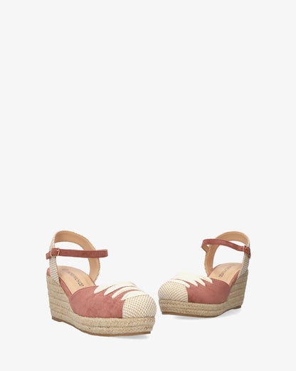 Sandalia en símil ante rosa con cuña en yute