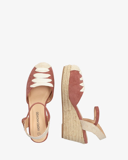 Sandalia en símil ante rosa con cuña en yute