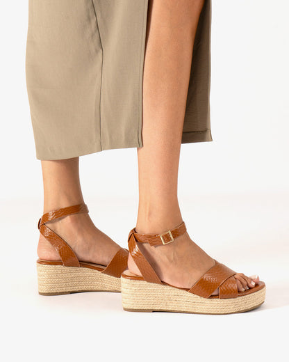Sandalia en soft coco marrón con cuña en yute