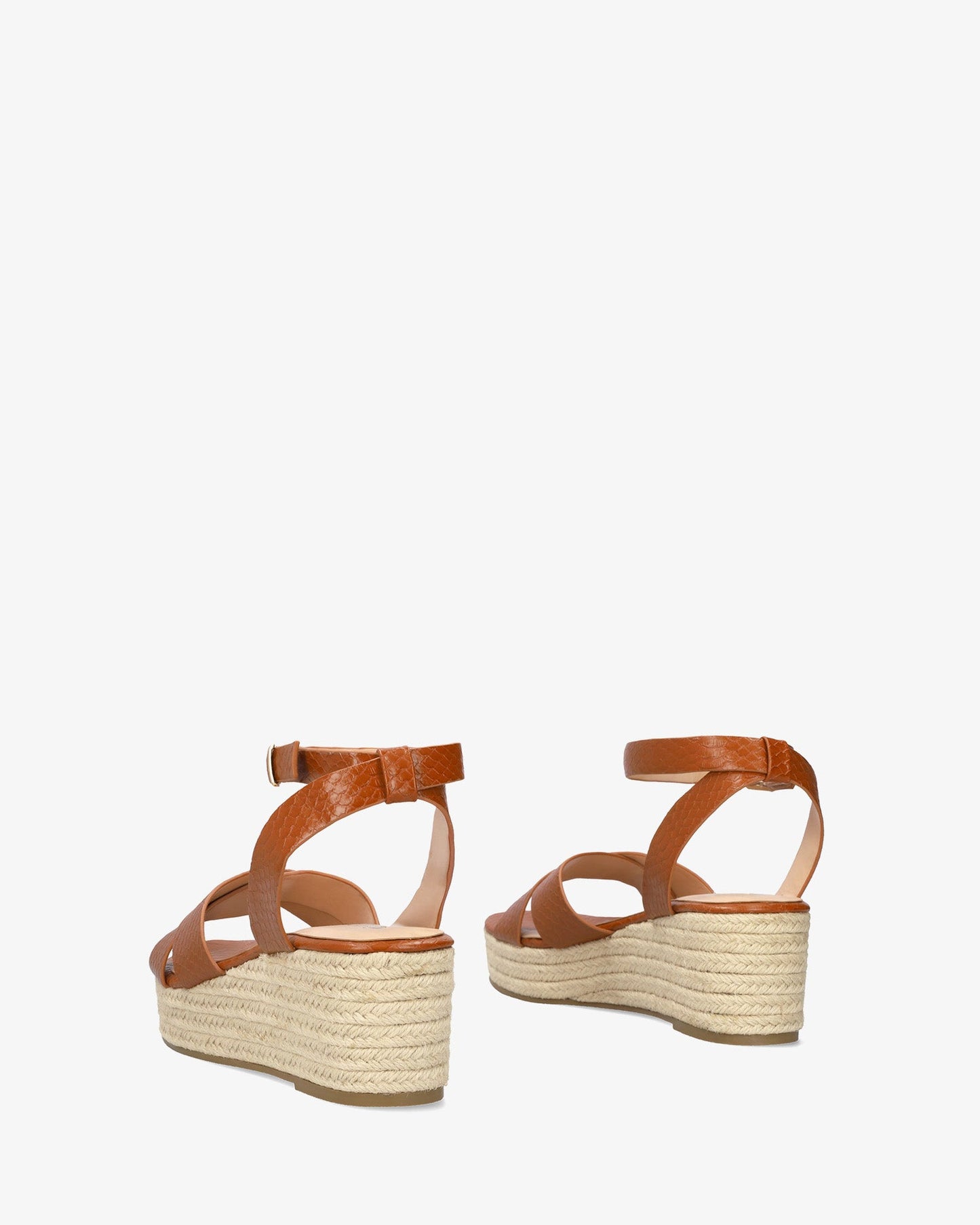 Sandalia en soft coco marrón con cuña en yute